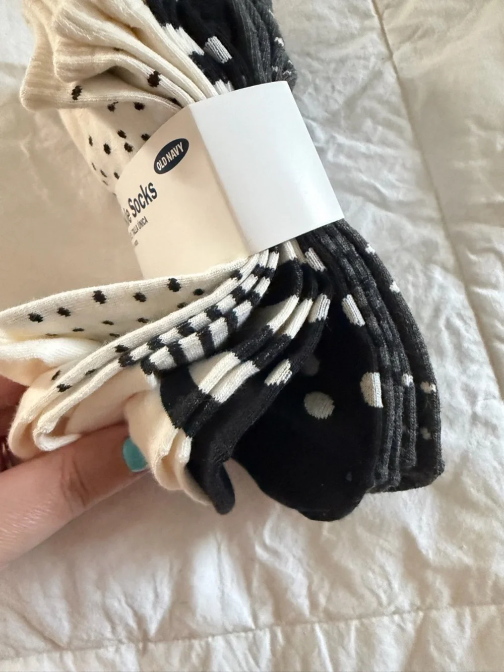 Old Navy Cream and Black Ankle Socks - 6 Pack